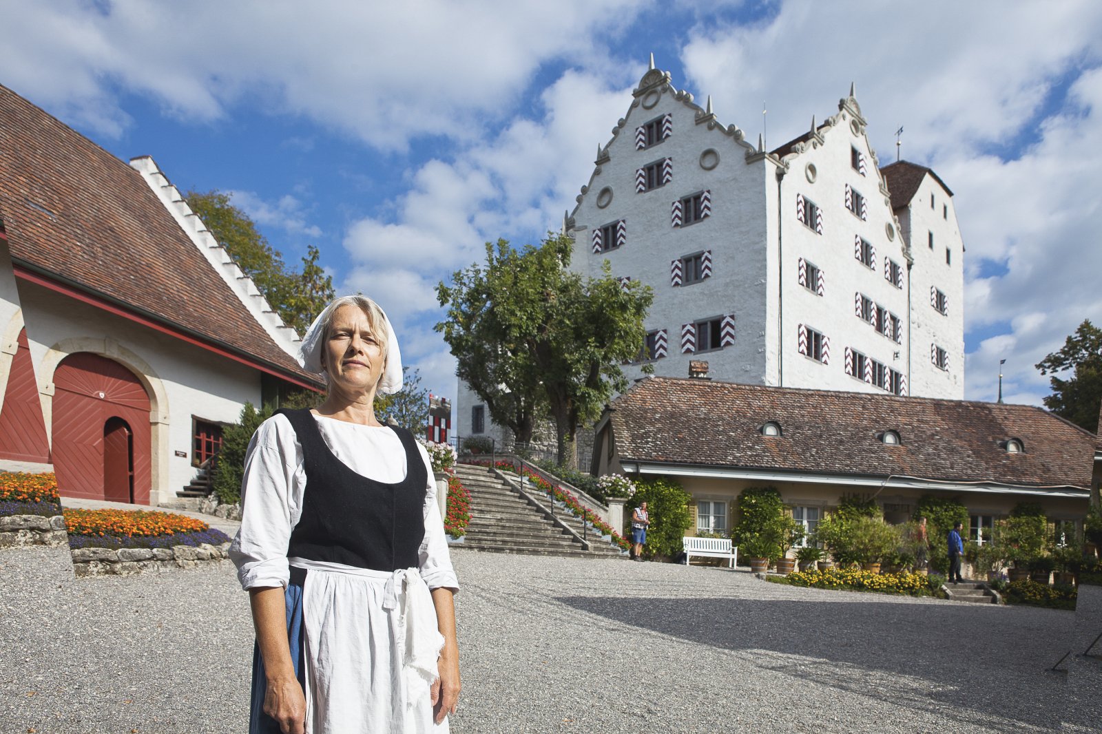 Magd vor dem Museum Schloss Wildegg