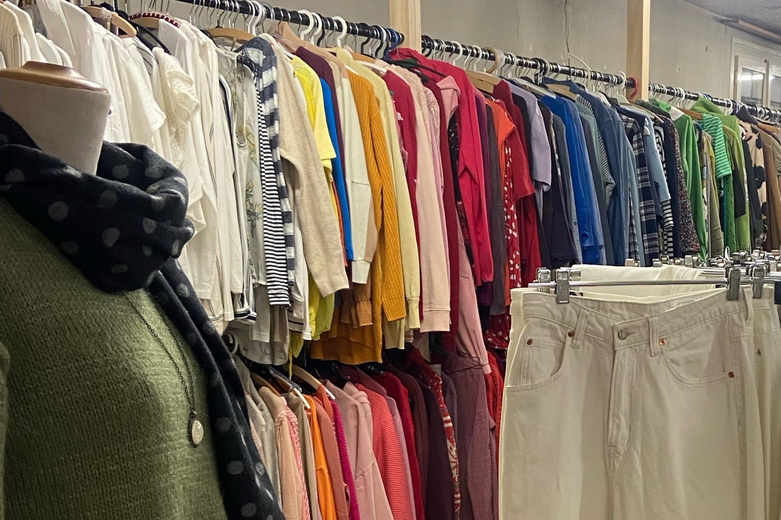 Im Secondhand Burgdorf gibt es alles von der Winterjacke über die Alltagsjeans bis zum eleganten Abendkleid, den passenden Schuhen, Taschen oder Schmuck. Im Secondhand Burgdorf gibt es alles von der Winterjacke über die Alltagsjeans bis zum eleganten Abendkleid, den passenden Schuhen, Taschen oder Schmuck.